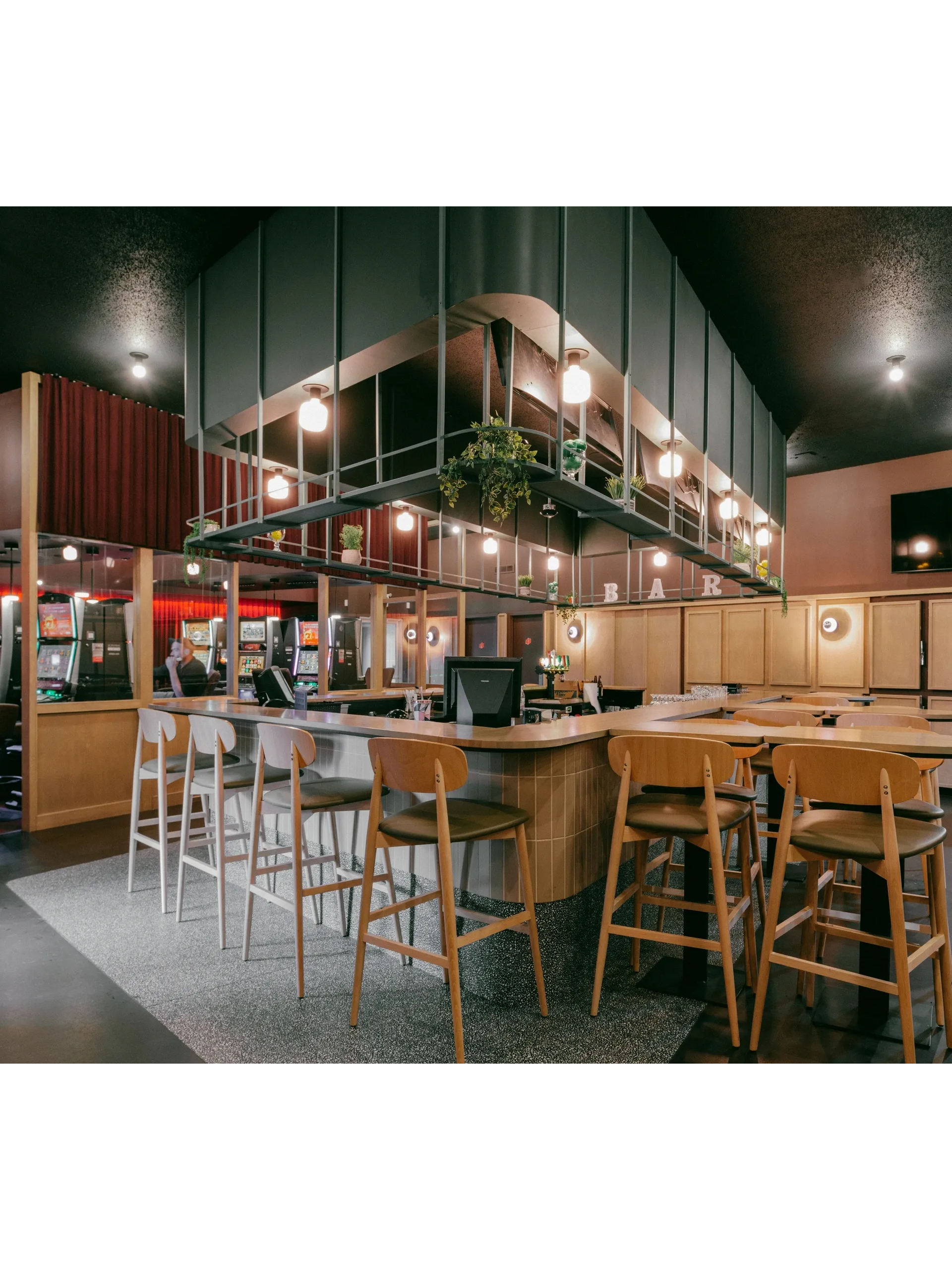 Bar lounge avec mezzanine en métal et bois chaud