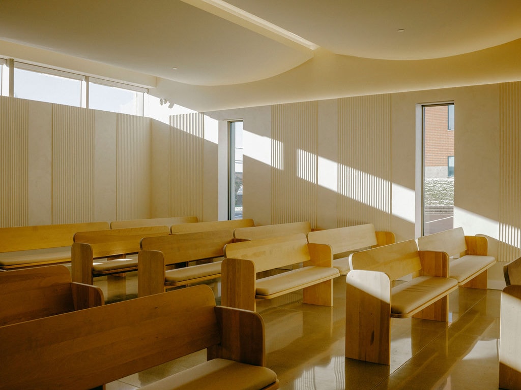 Coopérative funéraire La Seigneurie — chapelle avec bancs en bois