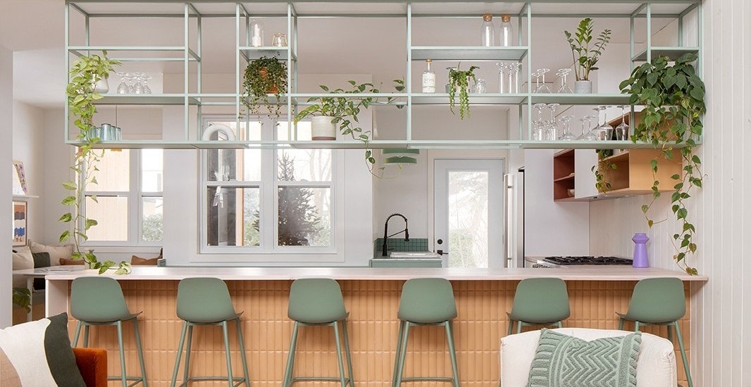 Cuisine avec tablettes en métal vert et îlot en carreaux