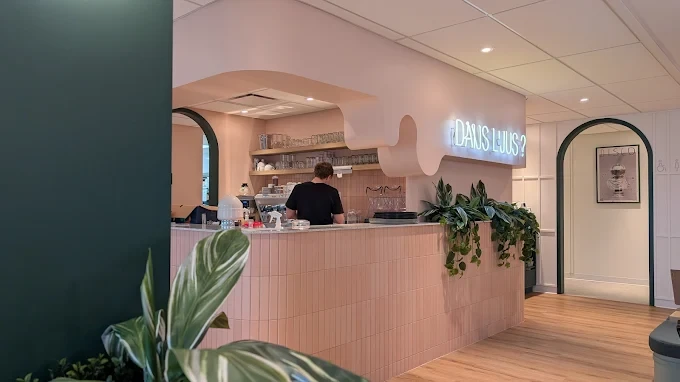 Café Dans Ljus — comptoir en carreaux roses et néon