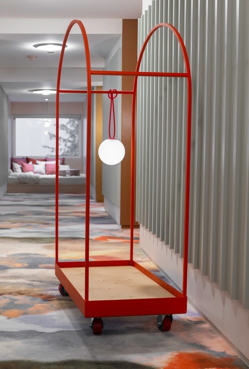 Installation métal rouge avec luminaire suspendu
