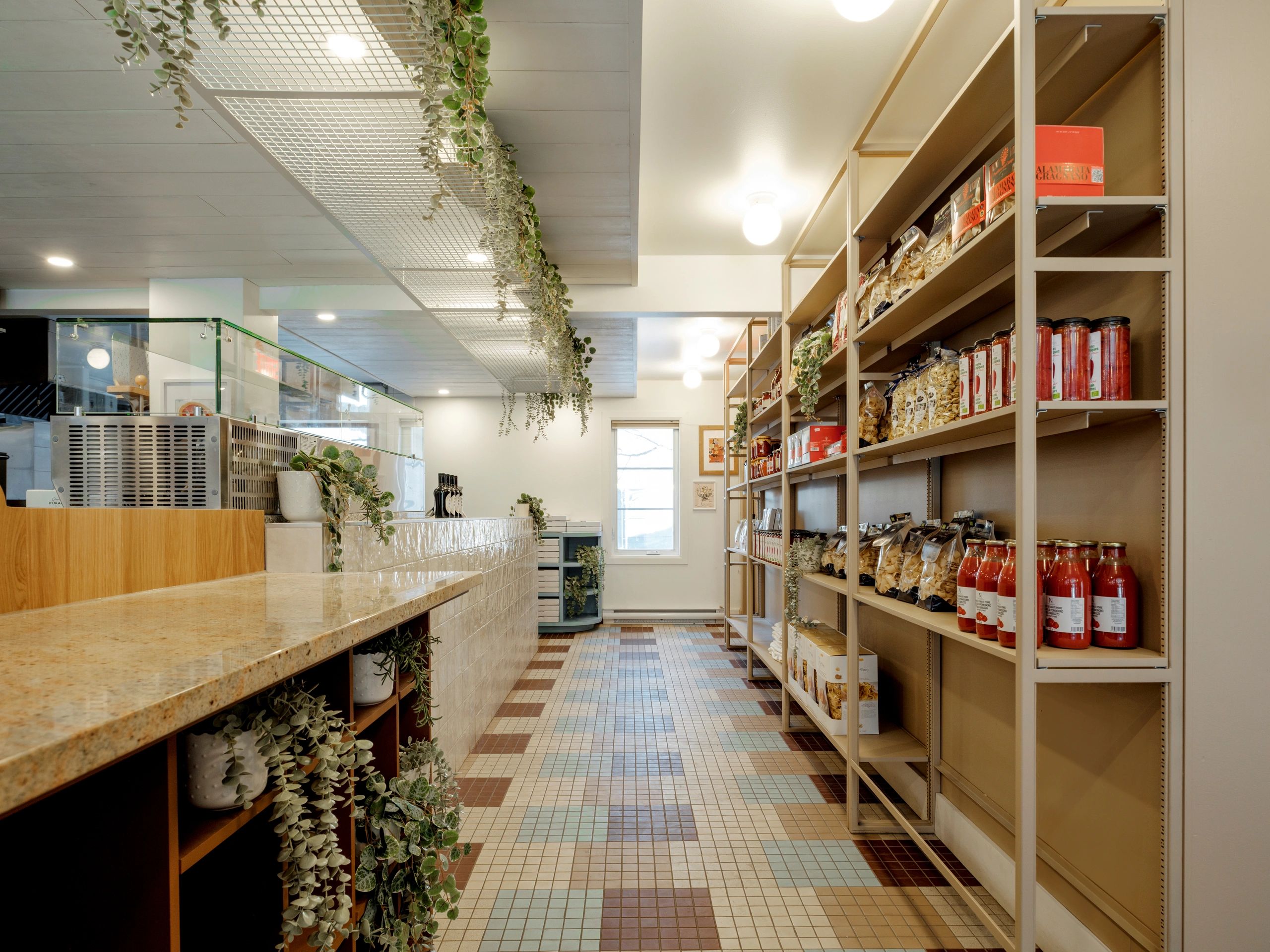 Épicerie fine avec étagères en bois