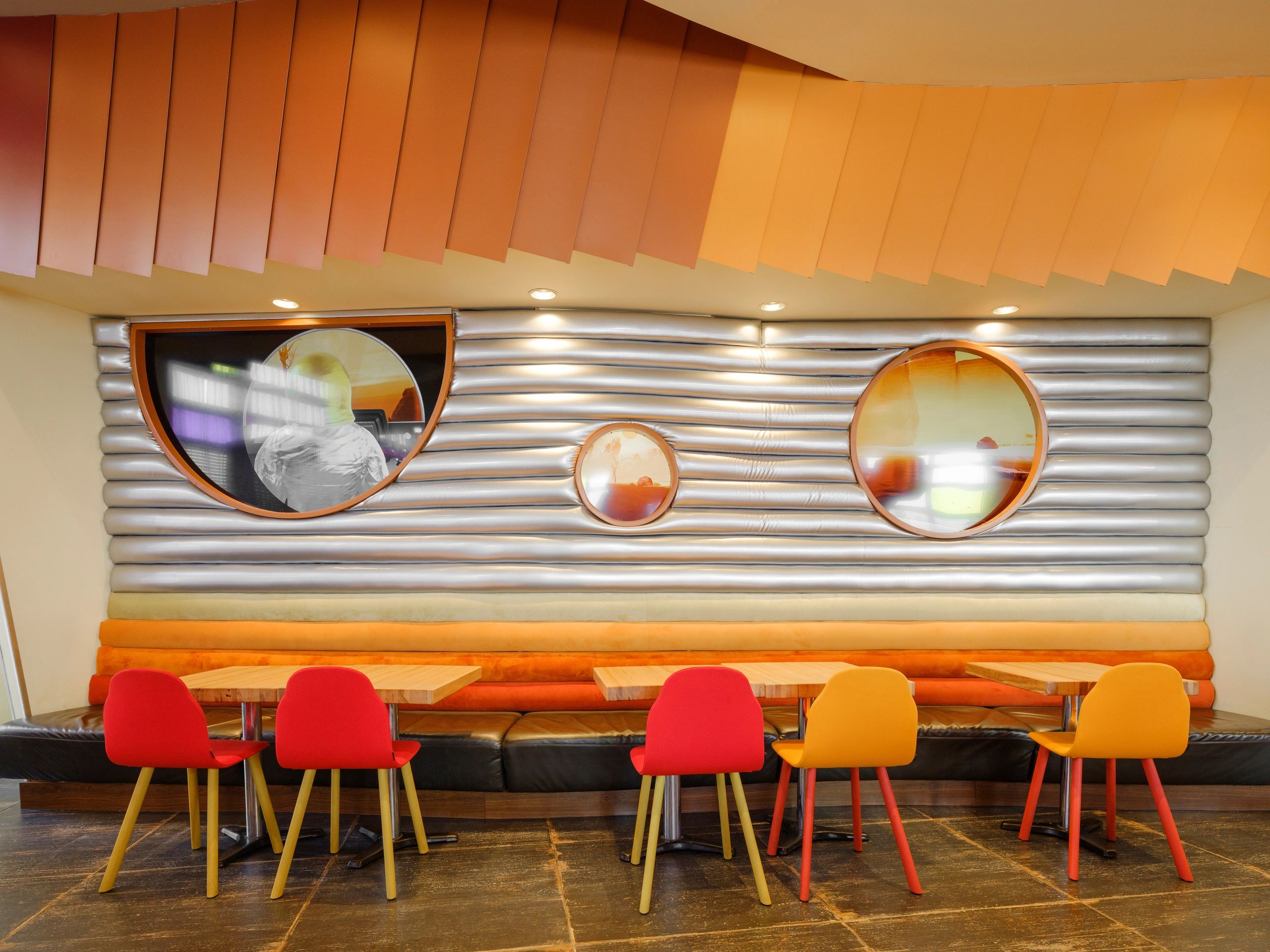 Intérieur moderne avec miroirs circulaires