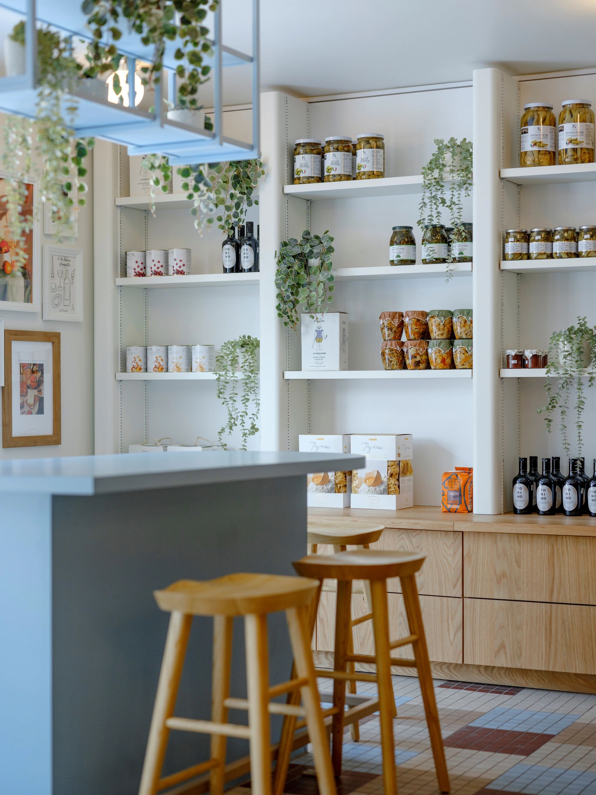 Épicerie avec étagères blanches et plantes